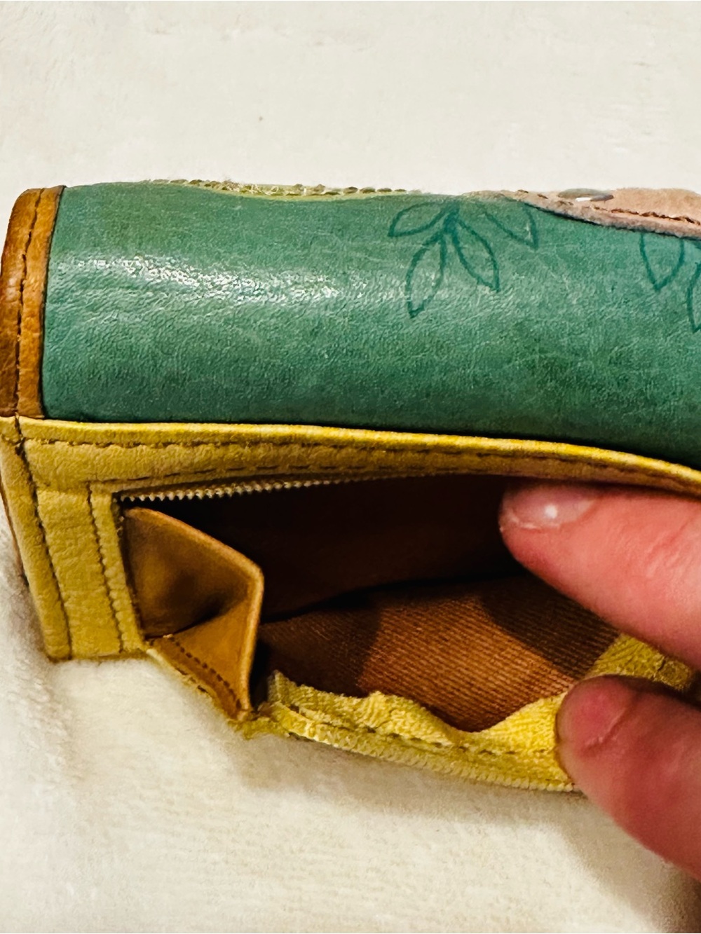 Fossil leather trifold wallet L floral applique details Trifold Vtg Yellow Boho - Picture 7 of 10
